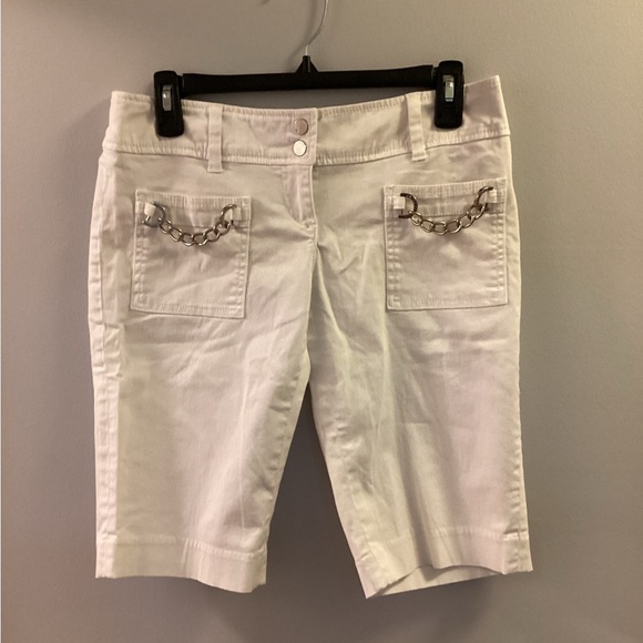Michael Michael Kors white Bermuda shorts with chains Woman’s size 4 Pet… - Picture 10 of 12